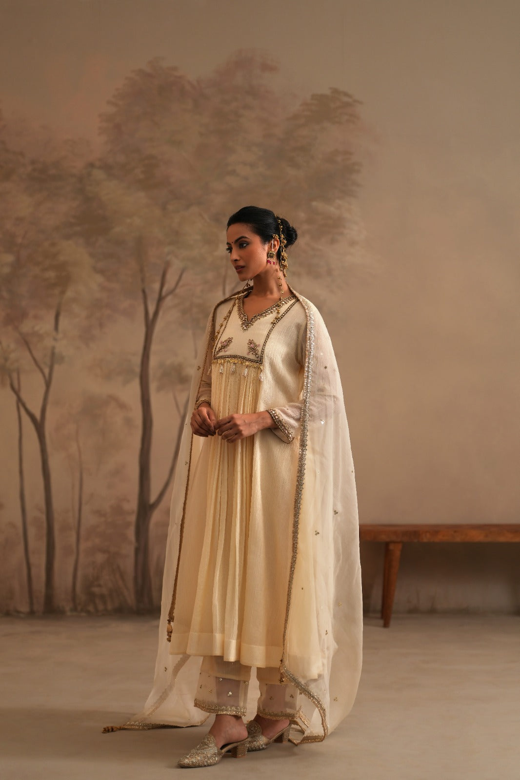 Heer Anika Center Gather - Dutch Ivory